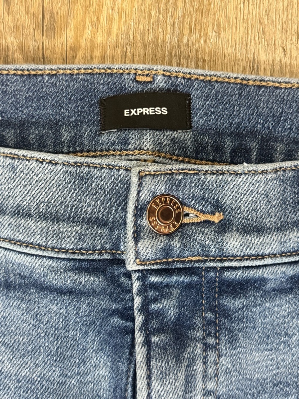 Express 70s Flare Mid-Rise Denim Jeans, Hyper Sculpt & Stretch, Medium Wash, 10R - Picture 4 of 10
